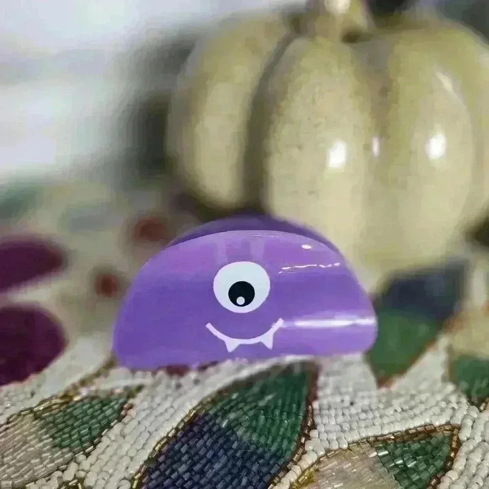 👾 NWOT Glow in the dark monster hair claw